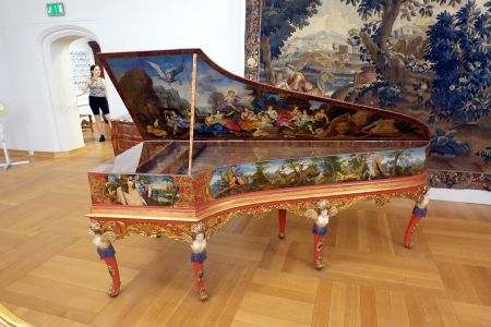 Na zámku je muzeum s mnoha zajímavými předměty - malované piano.