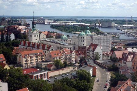 Pohled z věže katedrály na zámek a přístav