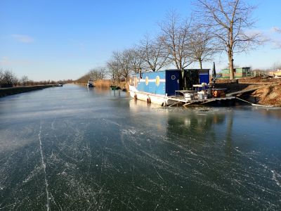 Zamrzlé hausboaty, hodně probruslený led.