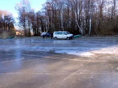 Auto parkuje na okraji ledového břehu