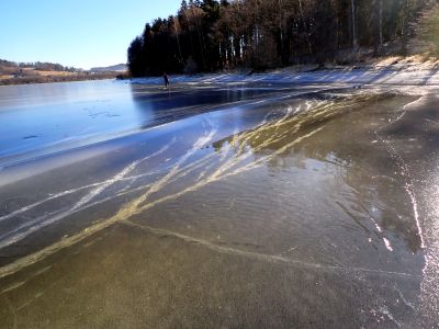 Zvednutá prasklina u pravého břehu