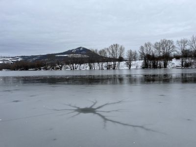 Zamrzlá lodní cesta na ostrov pod Radobýlem