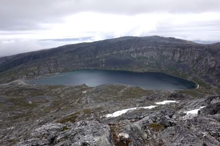 Pohled z výšky na naše větrné jezero.