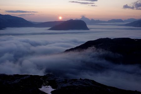 V noci se nad fjordy vytvořila inverze.