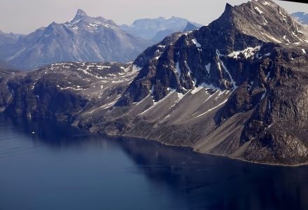 Divoká krajina v okolí Nuuku z letadla.