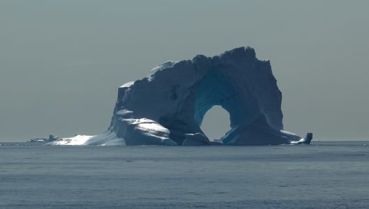 Z fjordu Kangia vyplouvají do zálivu Disko obrovské nádherné kry.