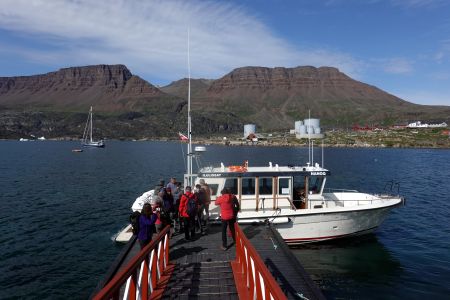 Vystupujeme z naší lodičky v Qeqertarsuaqu na ostrově Disko.