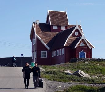 Inuitky před místním kostelem