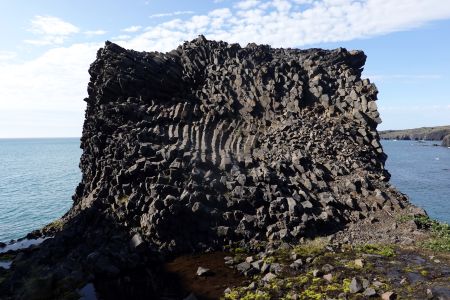 Zatímco na grónské pevnině jsou horniny staré miliardy let, na ostrově Disko jsou mnohem mladší vyvřeliny.