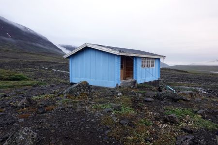 Při treku do vnitrozemí ostrova Disko jsme spali v této chatě.