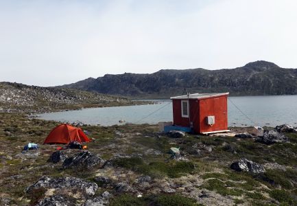 U jezera Nalluarsuup Tasia byla naším útočištěm hlavně před mouchami a komáry malá chatka.
