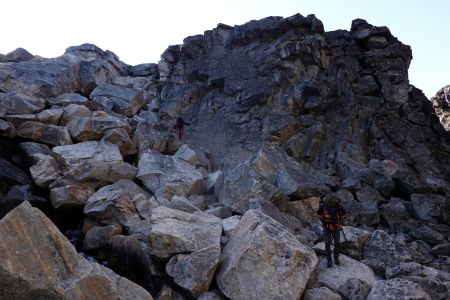 Další postup byl skrz skalnaté soutěsky.