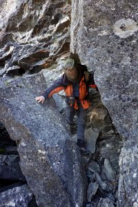 Přelézali jsme skály a kameny všech tvarů a velikostí. Navíc se síťkou na hlavě. 