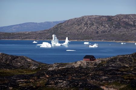 Konečně jsme na kvalitní lehké cestě a kocháme se pohledem na  krásné pobřeží s rybářskými domky.