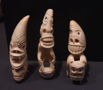 Sošky démonů vytvořených z mrožích klů. 