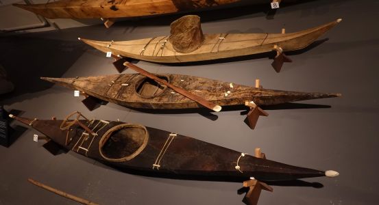 V muzeu jsou desítky eskymáckých kajaků