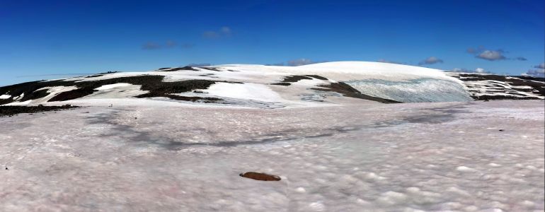 V horách na ledovci bylo ostré slunce.
