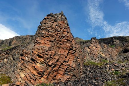 Čedičové sloupy tu mají všemožné barvy.