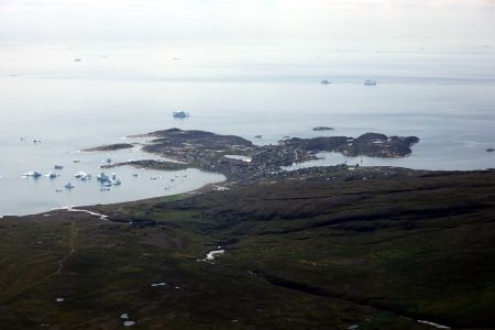 Pohled na Qeqertarsuaq z Innarsuaqu z výšky 860 metrů.