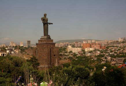 Pohled na sochu Matka Arménie z obřího kola.