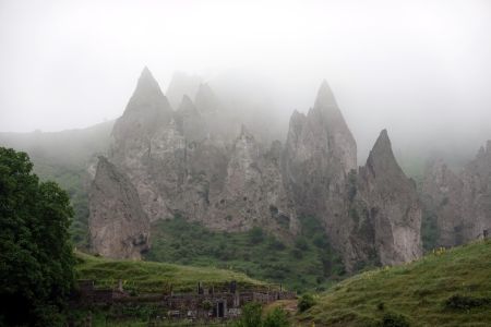 Tajuplná mlžná atmosféra ve skalním městě u města Goris.
