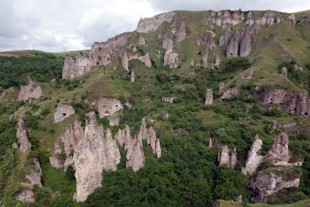 Ve skalách Khndzoresku je velké množství skalních obydlí a jeskyň.