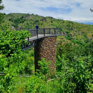 Z rozhledny je krásný pohled na jeskynní oblast Khndzoresk.
