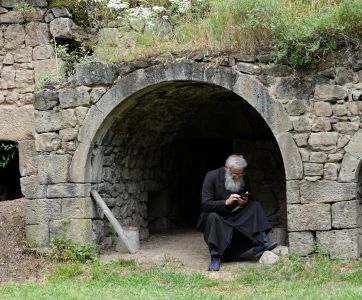 V opuštěném klášteru Tatevi Anapat  v kaňonu řeky Vorotan žil jediný mnich.