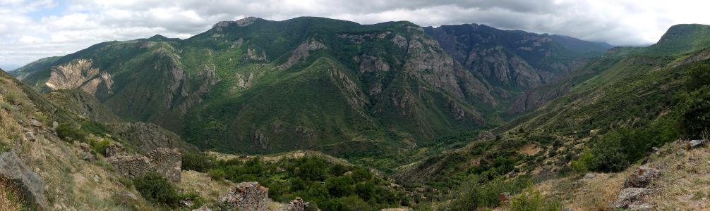 Panorama kaňonu řeky Vorotan za starého Halidzoru.