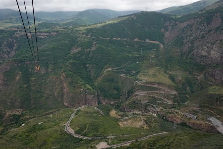 Vede v závratné výšce nad kaňonem.