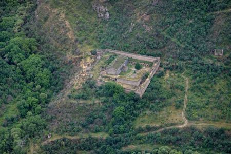 Letecký snímek na klášter Tatevi Anapat.