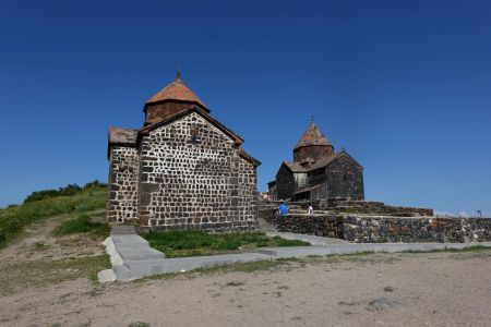 Na poloostrově jezera Sevan jsou dva kostely kláštera Sevanavank.