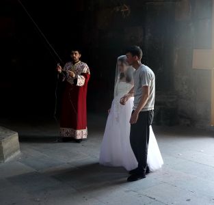 Nevěstu přivádějí k oltáři.