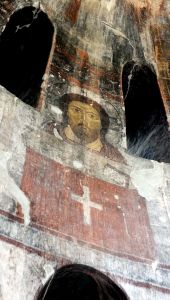 V ruinách klášteru Kobayr se archeologové snaží zachránit pozoruhodné malby.