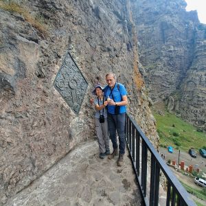 U jeskynního kostela Svaté Barbory si s Kamilou připíjíme novorozenému Vítkovi.