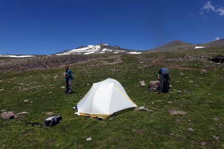 Tábor u jezera Kari Lake