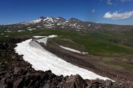 Pohled na čtyři vrcholky Aragacu z aklimatizační túry na vrchol Amberd. 