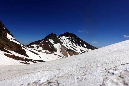 Pohled na nejvyšší severní vrchol Aragacu