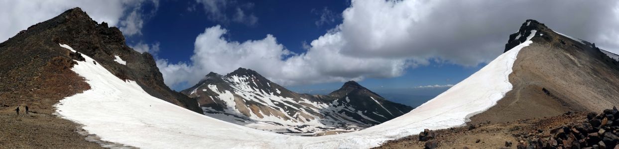 Všechny čtyři vrcholy Aragacu ze sedla.