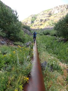 Občas jediná možná cesta vedla po starém potrubí.