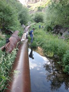 Občas jediná možná cesta vedla po starém potrubí.