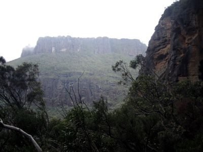 Skalnaté okolí Hradu (The Castle) je tvořeno pískovci a slepenci.