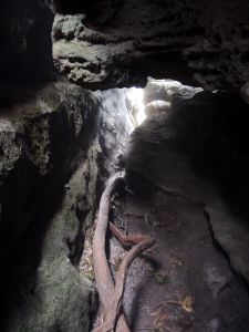 V místě Meakins Pass se prolézalo úzkým průlezem.