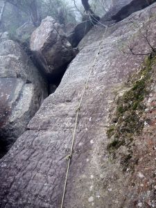 Klíčové místo výstupu na Hrad. Tady jsem to vzdal. Bylo špatné počasí, skála byla mokrá a lanové jištění bylo staré a nejisté.