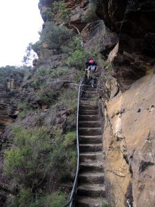 Sestup strmými skalami po několika stech schodech.