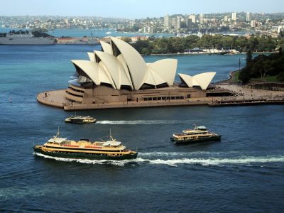Pohled na Operu v Sydney z pylonu Harbour Bridge.