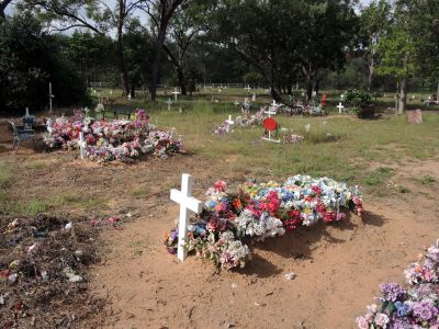 Hroby si Aboridžinci zdobí množstvím květin.