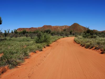 Přijíždíme ke Gosses Bluff. Kráter vznikl před asi 140 milióny let v geologickém období křídy při dopadu asi 1 km velkého asteroidu nebo komety. 