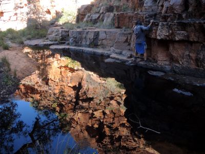 Průstup Řetězce tůní - Chain of Ponds je místy dobrodružný.