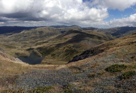 Přechod Snowy Mountains - uprostřed vpravo je Mount Kosciuszko.